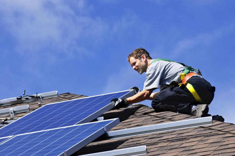 De populariteit van zonnepanelen zorgt voor problemen in de energiemarkt, omdat energieleveranciers de kosten voor het terugleveren van zonnestroom willen terugverdienen via de consument. Verschillende energieleveranciers gebruiken verschil